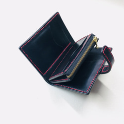 【手縫】黒色本革二つ折り財布(赤糸)（カード8＋お札1＋ファスナー式小銭入れ） 2枚目の画像