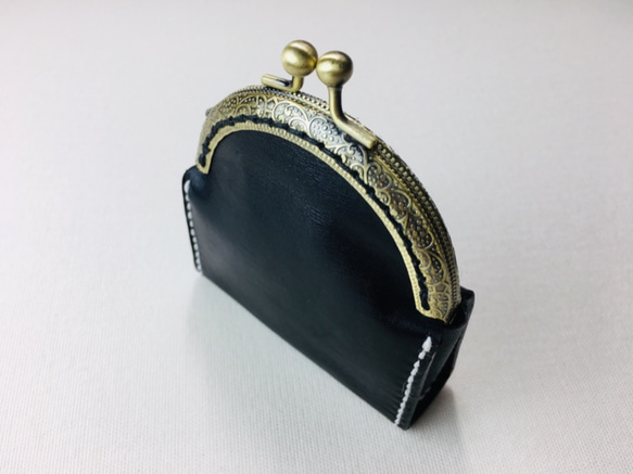 【手縫】黒色のがま口のお財布（小物入れやイヤホンケース、ピルケースなど） 1枚目の画像