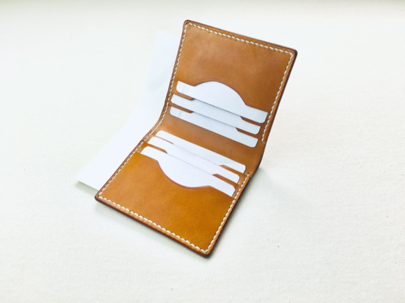 【手縫】キャメル色のキャッシュレスな本革財布〔二つ折財布〕カード6枚とレシートポケット《お札もOK》 6枚目の画像