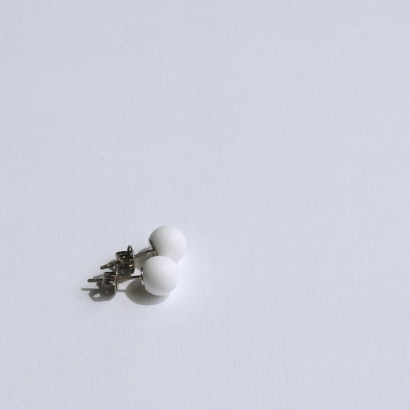 小粒ホワイト色のドームピアス　ヌードタイプ 5枚目の画像