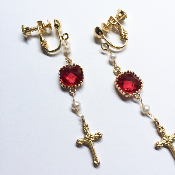 14KGF 鍍14k金珍珠紅水晶耳環 十字架耳環 第2張的照片