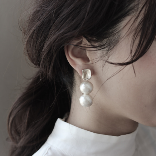 【435】コットンパールとアクリルパーツのピアス／イヤリング 435】コットンパールとアクリルパーツのピアス／イヤリング セール