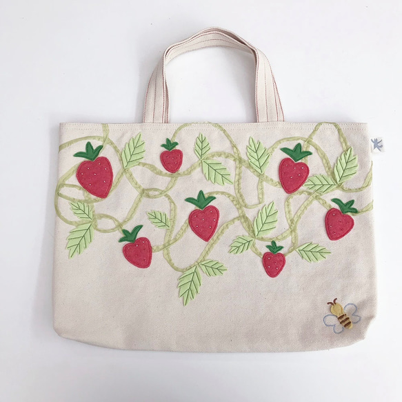 [送料無料]いちごのモチーフで女の子に大人気！かわいいレッスンバッグ「ハートのイチゴ畑」 2枚目の画像