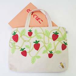 [送料無料]いちごのモチーフで女の子に大人気！かわいいレッスンバッグ「ハートのイチゴ畑」 5枚目の画像
