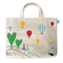 【入園入学準備に】SALE [送料無料]アイボリーの帆布生地レッスンバッグ！「気球に乗ってどこまでも」 1枚目の画像