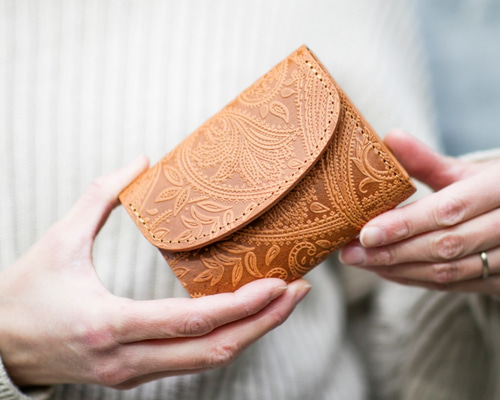 イルビゾンテ　美品　三つ折り財布　ロゴエンボス加工　オールレザー　コンパクト 三つ折り財布 ミニ財布 コンパクト財布 財布 メンズ エコレザー
