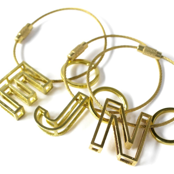 真鍮 無垢 アルファベット レター キーホルダー F キーチェーン キーリング 付き イニシャル ブラス チャーム 鍵 6枚目の画像