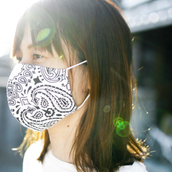 即納 送料無料 日本製 バンダナ リメイク ガーゼ 立体マスク 大人用 ホワイト ペイズリー ハバハンク 布マスク 1枚目の画像