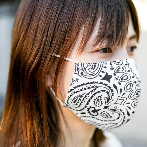 即納 送料無料 日本製 バンダナ リメイク ガーゼ 立体マスク 大人用 ホワイト ペイズリー ハバハンク 布マスク 4枚目の画像