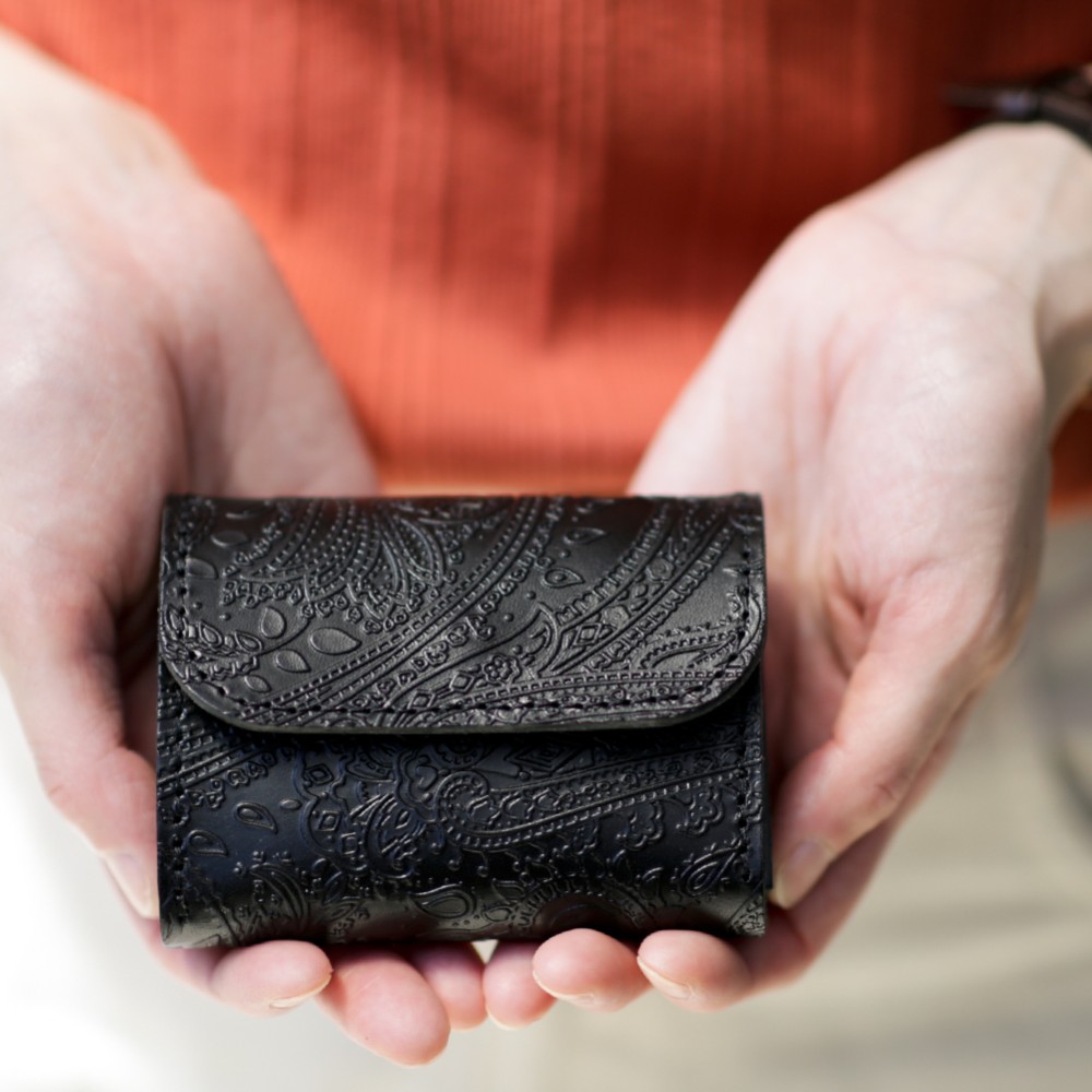 小さい財布 送料無料 栃木レザー ペイズリー型押し コンパクト ウォレット PABLO ブラック ミニ財布 黒 本革｜詳細画像