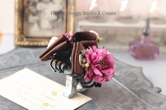 ホットピンクの薔薇とフリルローズのバンスクリップ　髪飾り　ヘアクリップ　ブラック　茶　結婚式　参列　フォーマル　バラ　 2枚目の画像