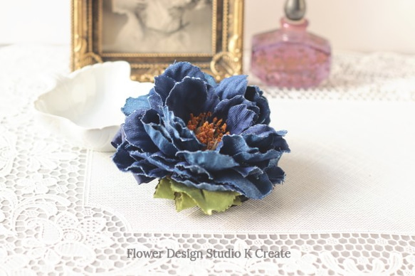 再販：インディゴデニムのピオニーのお花ヘアゴム　卒業式　入学式　青　ブルー　お花　ヘアゴム 3枚目の画像