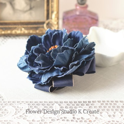 再販：インディゴデニムのピオニーのお花ヘアゴム　卒業式　入学式　青　ブルー　お花　ヘアゴム 5枚目の画像