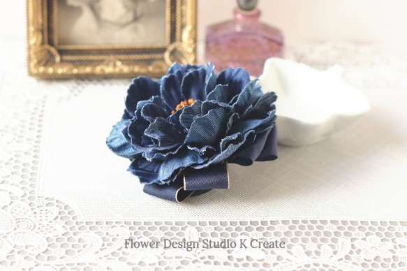 再販：インディゴデニムのピオニーのお花ヘアゴム　卒業式　入学式　青　ブルー　お花　ヘアゴム 5枚目の画像