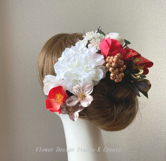 和装婚・成人式に♡ゴールドの菊と赤い椿のヘッドドレス　ウェディング　ブライダル　花嫁ヘア　成人式　結婚式　髪飾り 和紅白 3枚目の画像