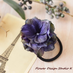 ネイビーの紫陽花のヘアゴム 2枚目の画像