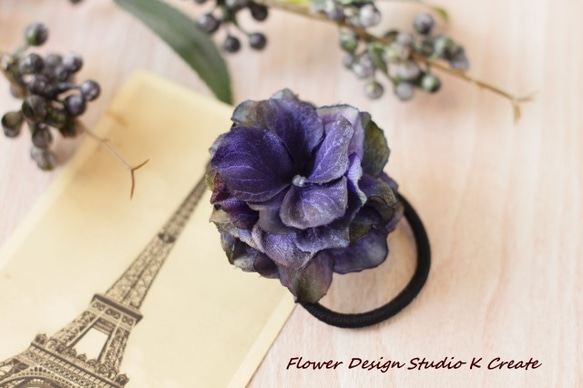 ネイビーの紫陽花のヘアゴム 2枚目の画像