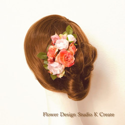 オレンジピンクの薔薇のコーム　ウェディング　オレンジ　髪飾り　ヘッドドレス　ピーチピンク　結婚式　造花　アートフラワー 2枚目の画像