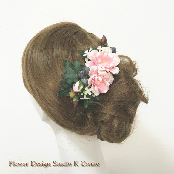 ピンクの薔薇とブルーベリーのコーム  発表会　ウェディング　髪飾り　造花　バラ　ピンク　アイビー　フォーマル　結婚式 2枚目の画像