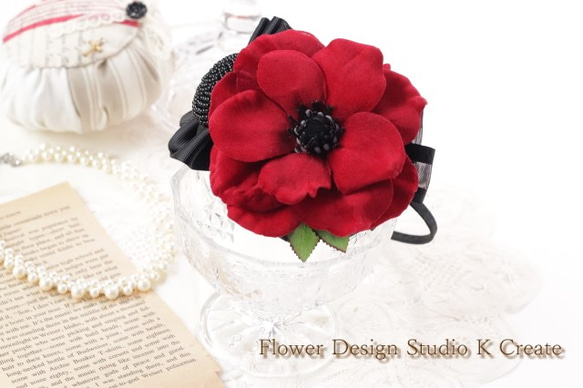 赤いアネモネと黒いリボンのカチューシャ レッド　髪飾り　発表会　リボン　ヘッドドレス　造花　ロリータ 3枚目の画像