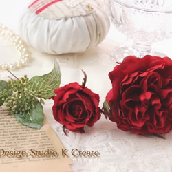 赤い薔薇のヘッドドレス（3本セット）アーティフィシャルフラワー 造花 3枚目の画像