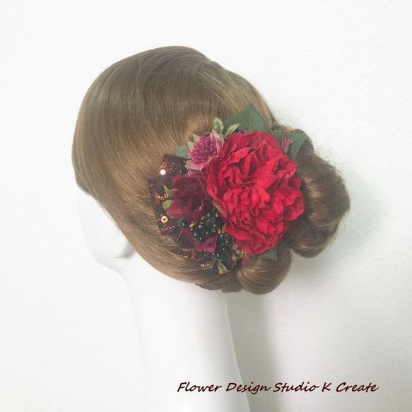 赤い薔薇とブラックベリーのヘアクリップ　ヘッドドレス　レッド　髪飾り　バラ 1枚目の画像