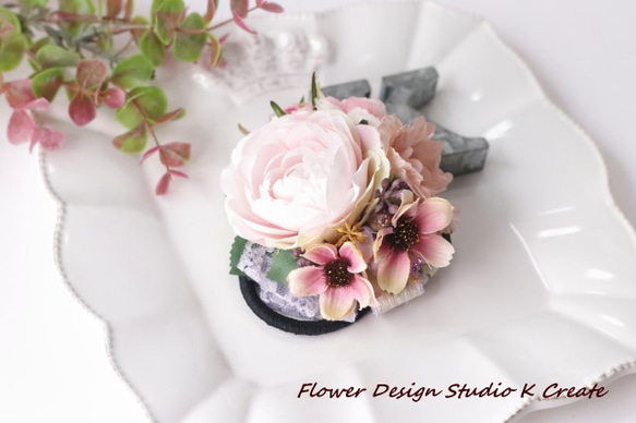 ピンクのラナンキュラスとコスモスのヘアゴム　お花のヘアゴム　髪飾り　造花　ヘアアクセサリー 1枚目の画像