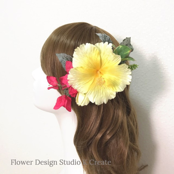 黄色いハイビスカスとデルフィニュウムのコーム　ハワイ挙式　髪飾り　トロピカル　造花　南国　花　フラワー　フラ　フラダンス 1枚目の画像