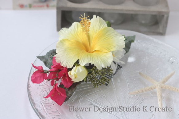 黄色いハイビスカスとデルフィニュウムのコーム　ハワイ挙式　髪飾り　トロピカル　造花　南国　花　フラワー　フラ　フラダンス 3枚目の画像