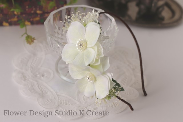 白い紫陽花とカスミソウのカチューシャ　髪飾り 白 レース フォーマル  紫陽花 可愛い 結婚式 1枚目の画像