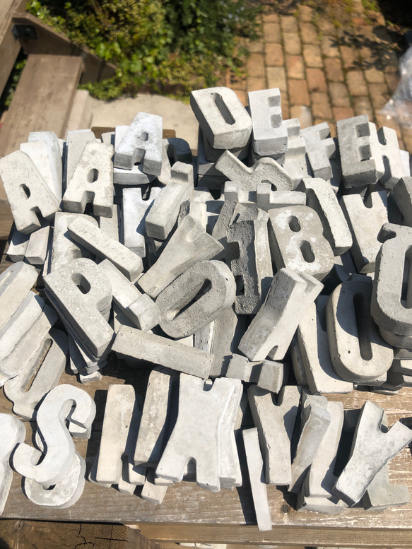 セメント、モルタル アルファベット　表札オーダーメイド 2枚目の画像