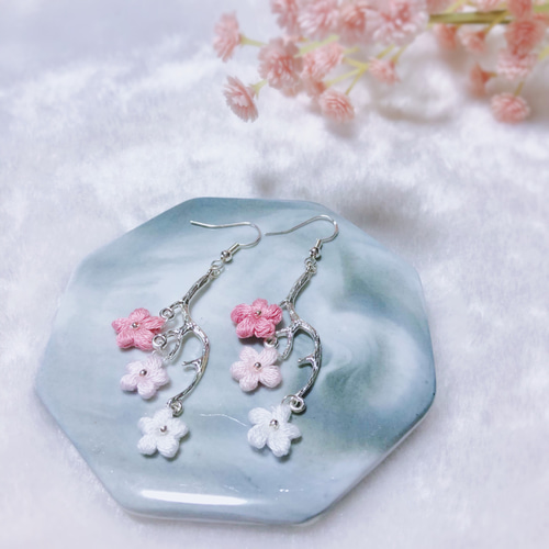 枝に小さな花かぎ針編みのイヤリング ピアス（フック・チェーン