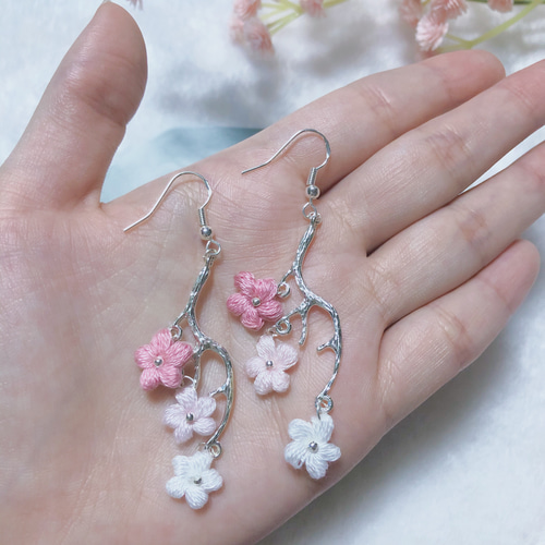 枝に小さな花かぎ針編みのイヤリング ピアス（フック・チェーン