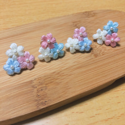 3つの小さな花のかぎ針編みのイヤリング 5枚目の画像