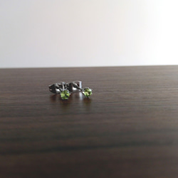 ペリドットファセットカット（3mm）１粒ピアス 1枚目の画像