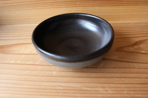 一碗抹茶之旅平坦的黑色和灰色茶道茶藝 第3張的照片