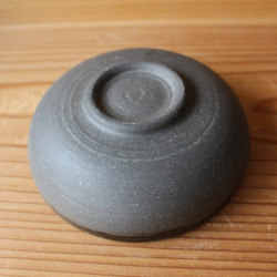 一碗抹茶之旅平坦的黑色和灰色茶道茶藝 第4張的照片