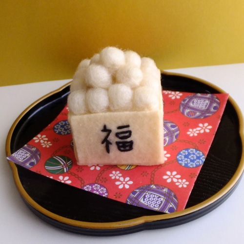 久々の羊毛フェルト。以前作った恵方巻が 気に入らなかったので