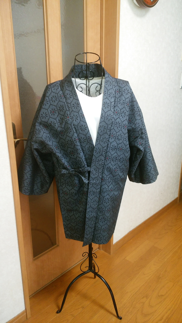 着物リメイク　亀甲模様の大島紬でハーフコート 1枚目の画像