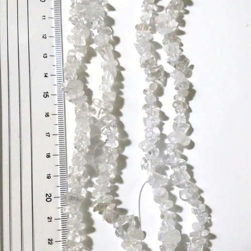 セール品】水晶 さざれ連◇約5-8mm◇約70㎝ ビーズ 穴あきさざれ 