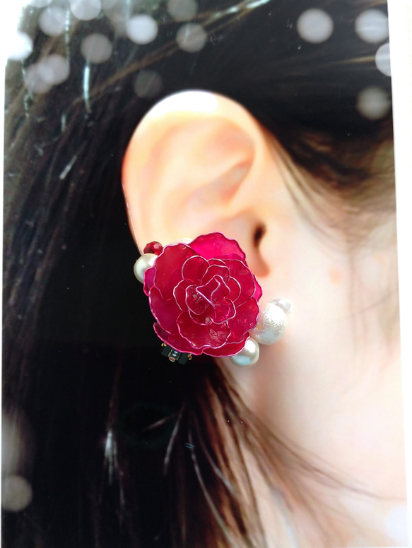 赤バラの板バネクリップイヤリング　イヤークリップ　片耳用（右耳） 4枚目の画像