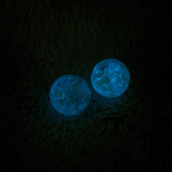 《暗闇で光る》 3weyクラッシュシェルのガラスドームピアス 4枚目の画像