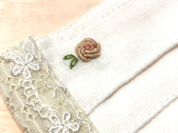 ふわふわダブルガーゼ　薔薇モチーフ刺繍のエレガントマスク(オフホワイト・M size) 3枚目の画像