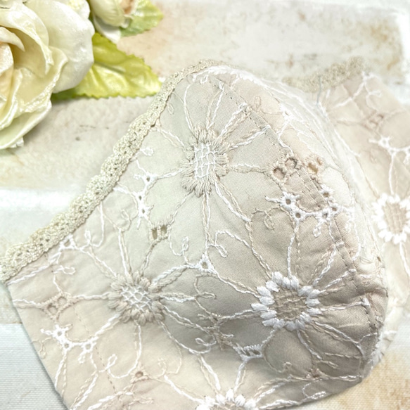 NEW❗️シックな装い　 マーガレット刺繍の立体マスク(ピンクベージュ)裏面：抗菌ガーゼ 3枚目の画像