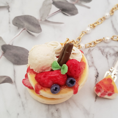 イチゴのプレーンパンケーキ♪バッグチャーム スイーツデコ フェイク
