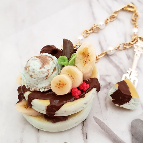 【展示のみ】パンケーキ チョコレート バナナ デコレーション♡ バッグチャーム バナナとチョコレートがマッチしたチョコミントパンケーキ