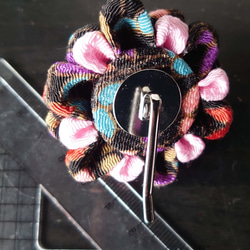 【和風】髪飾り・和装に・一越ちりめん・つまみ細工・ポニーフック・ブラック×ピンク・花飾り 3枚目の画像