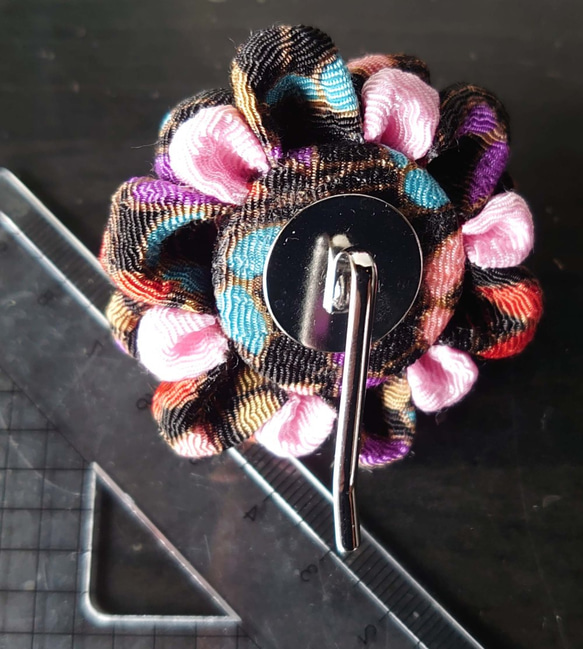 【和風】髪飾り・和装に・一越ちりめん・つまみ細工・ポニーフック・ブラック×ピンク・花飾り 3枚目の画像