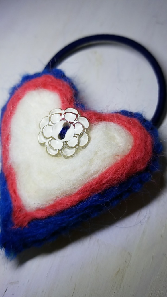 モコモコハート型ヘアゴム(お花のボタン/トリコロールカラー)・羊毛フェルト・カラフル・ポップ・キュート 2枚目の画像