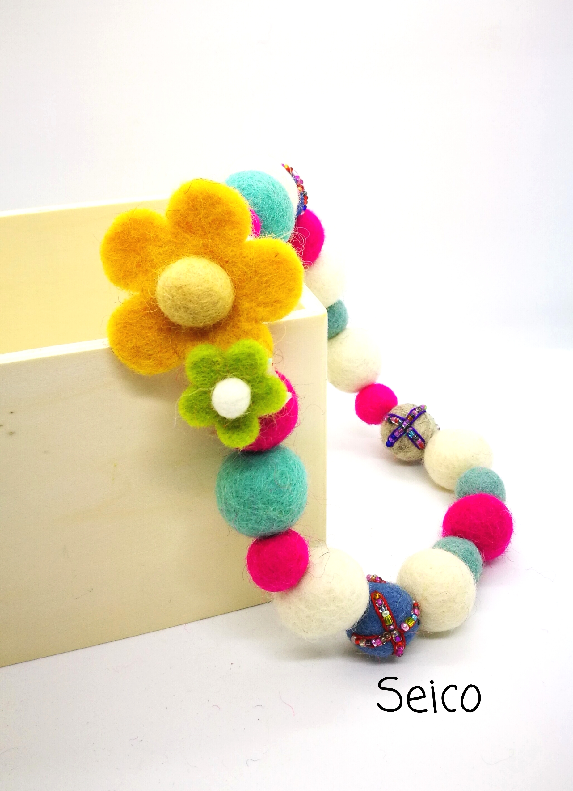 新発売 新商品 お花と羊毛ボール飾り付きパイロット帽子ハンドメイド 帽子
